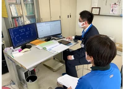 検査入力機能を画面で動作確認する横山社長様(端末側は運用支援課 小野)