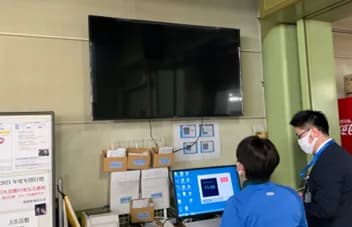現場に設置した大型ディスプレイ(受注残一覧、納期変更した受注残を表示)