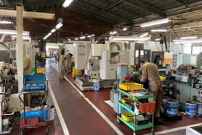 株式会社スズキ様の工場内
