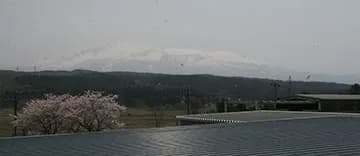 社員食堂の窓から見える鳥海山の絶景