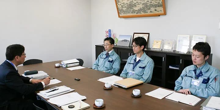 左から弊社代表 戸津、須藤社長様、早坂工場長様、小田原係長様